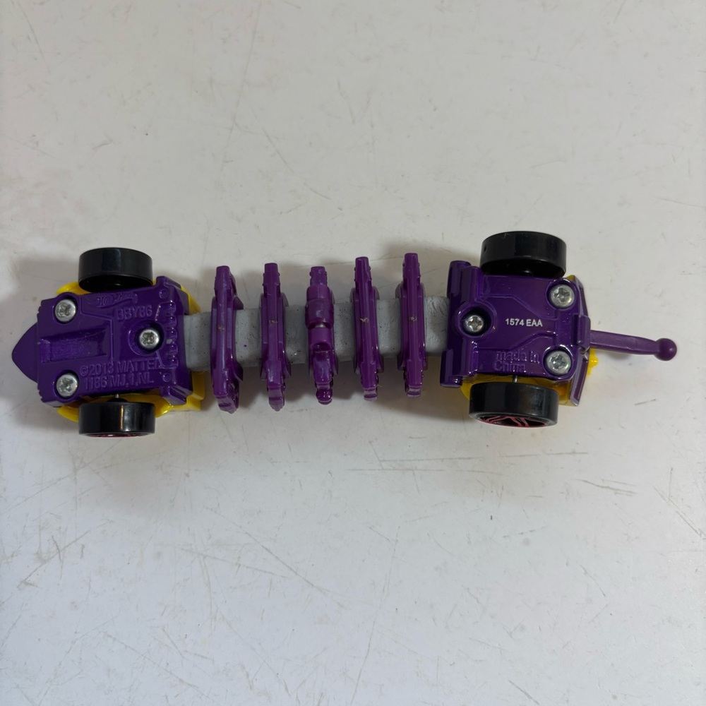 Hot Wheels 2013 mutant machines Scorpion yellow and purple coloured - Picture 8 of 10